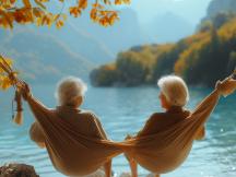 Deux femmes seniors devant un lac