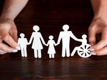 Des personnages en papier qui se donnent la main (c) freepik