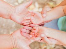 des mains croisés enfants parents