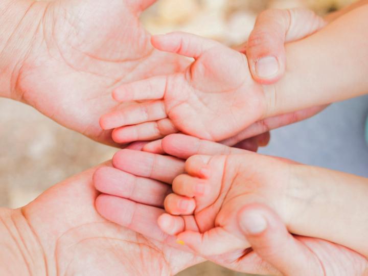 des mains croisés enfants parents