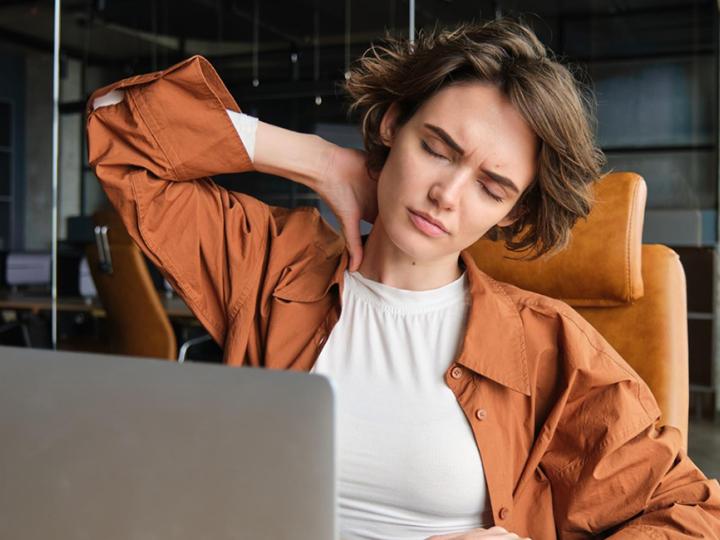 Une femme qui a mal au dos