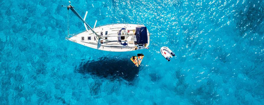 Un voilier en mer