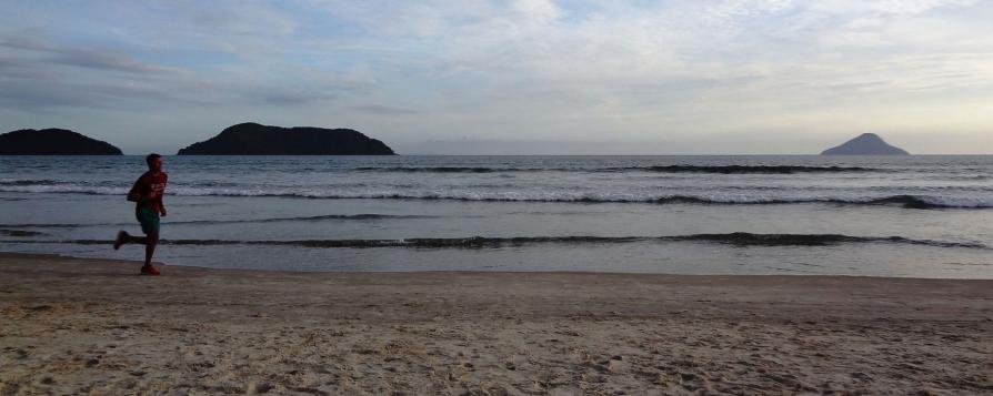 Un joggeur sur la plage