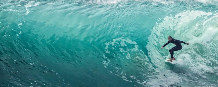 Un surfeur en mer