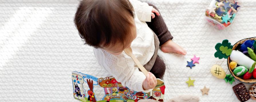 Un jeune bébé s'amusant avec ses jouets (c) Yuri Shirota
