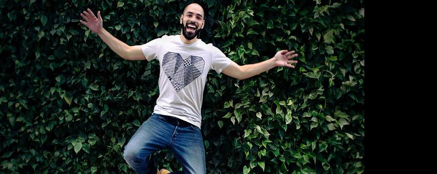 Un homme souriant