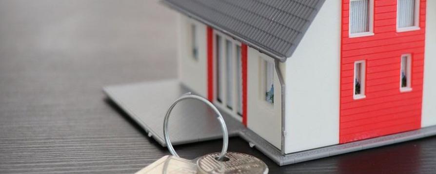 Maquette de maison avec une paire de clés (c) Schluesseldienst