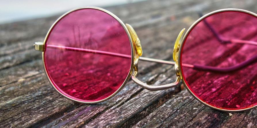 Une paire de lunettes (c) MabelAmber
