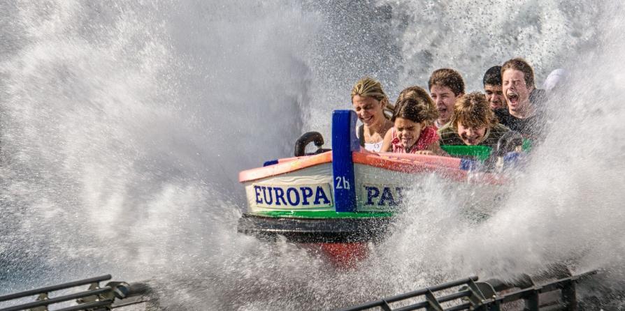 Groupe de personnes dans un manège barque avec gerbe d'eau