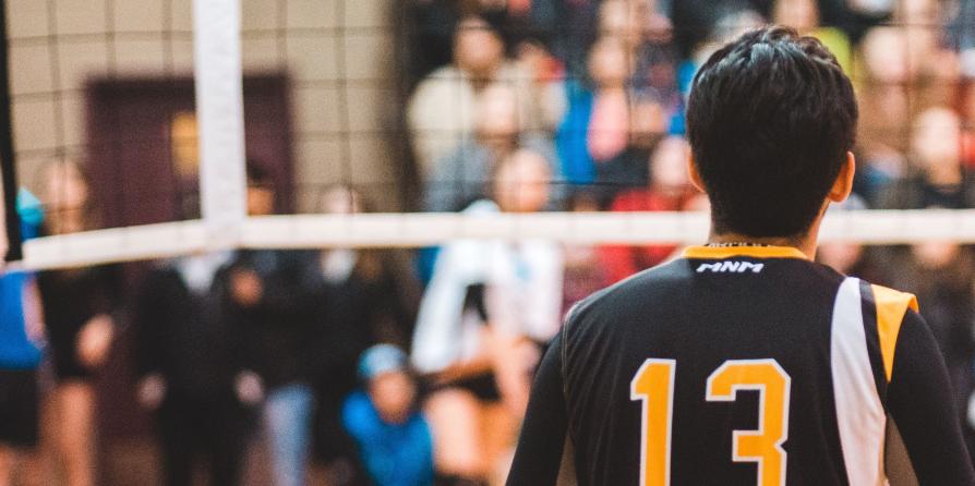 Un joueur en plein match de volley (c) Erik Mclean