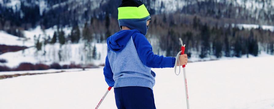 Un garçon en train de skier (c) J G D