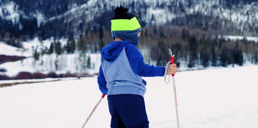 Un garçon en train de skier (c) J G D