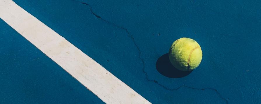 Une balle de tennis sur un court (c) Mario Gogh