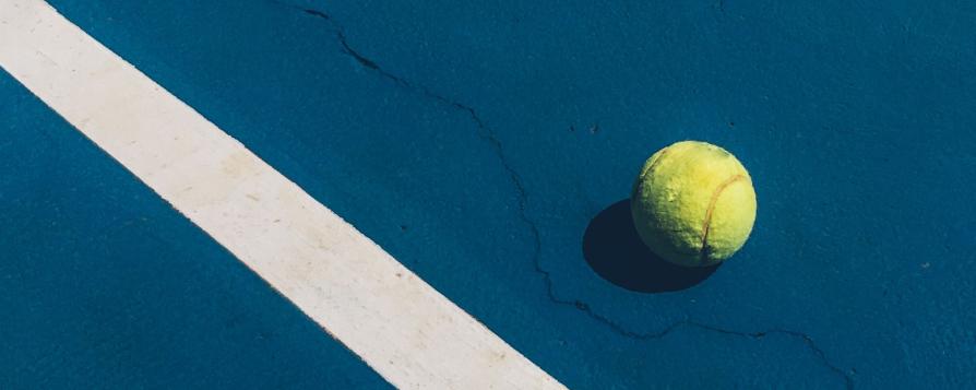Une balle de tennis sur un court