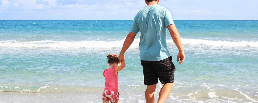 Un père et sa fille sur une plage (c) sarahbernier3140