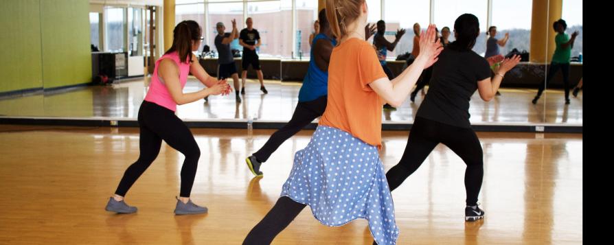 Groupe de personnes dans un cours de zumba en salle