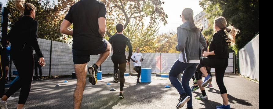 Plusieurs personnes participant à un cours de body balance en extérieur