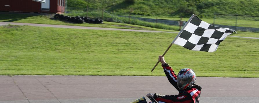 Un homme faisant du Karting