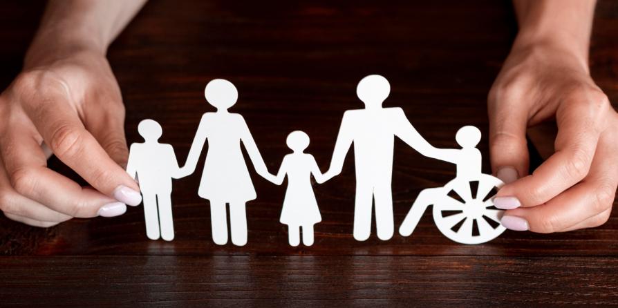 Des personnages en papier qui se donnent la main (c) freepik