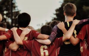 Une équipe de jeunes sportifs (c) leah hetteberg