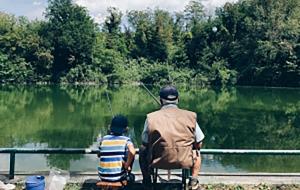 Homme et enfant de dos en train de pêcher