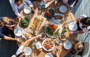 Table couverte de plats lors d'un repas en extérieur
