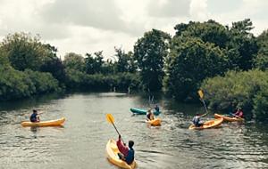 Kayaks navigants sur l'eau
