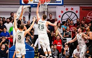 Equipe masculine disputant un match de basketball