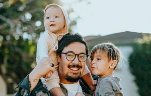 Un père de famille et ses enfants (c) Nathan Dumlao