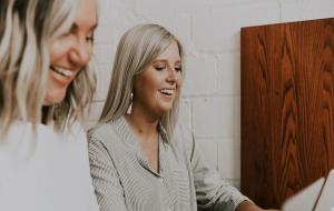 Femmes consultant leur ordinateur