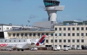 Aéroport de Bordeaux-Mérignac : CL 600 Challenger (F-GRZL) de HOP (Air France) ; en arrière plan, la tour de contrôle et les anciens bâtiments (c) Richard METZGER / DGAC - STAC