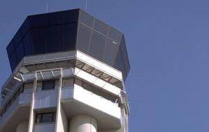 Aéroport de Toulouse-Blagnac : vue partielle de la tour de contrôle et de sa vigie (c) Alexandre PARINGAUX - STAC