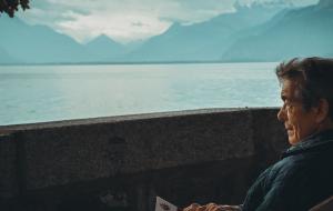 Un homme retraité admirant le paysage (c) Aaron Andrew Ang