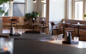 Vue d'une table dans un restaurant (c) Rodeo Project Management Software