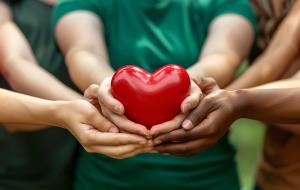 Des mains jointes qui tiennent un coeur