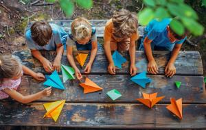 Des enfants jouant avec des avions en papier