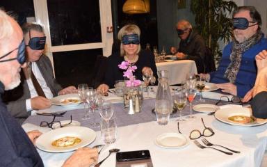 Repas dans le noir