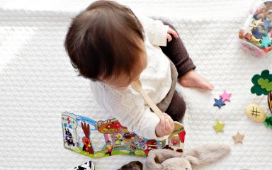 Un jeune bébé s'amusant avec ses jouets (c) Yuri Shirota