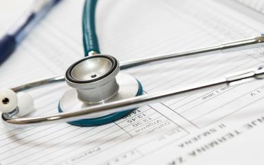 Un agenda, un stylo et un stétoscope