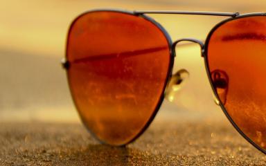 Une paire de lunettes de soleil
