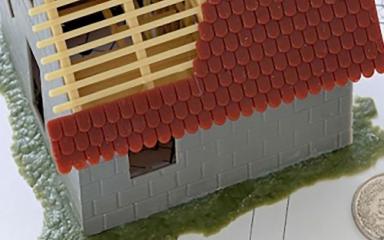 Maquette de maison en cours de construction, sur des plans d'architecte 1024 (c) anncapictures