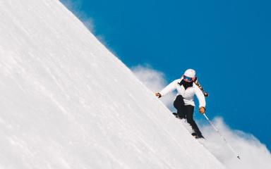 Une personne en train de faire du snowboard (c) Nicolai Berntsen