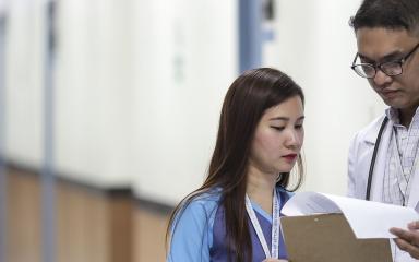 Deux médecins consultant un dossier médical