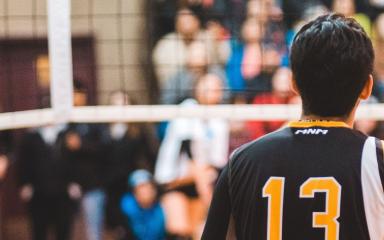 Un joueur en plein match de volley (c) Erik Mclean