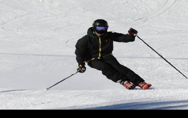 Skieur en action sur piste enneigée