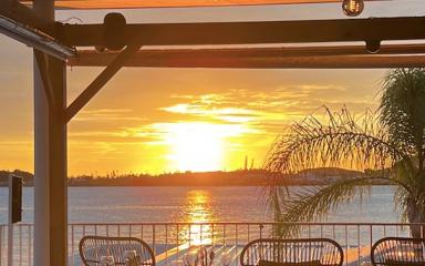 Vue de la terrasse du Q20 sur la baie de Nouméa au soleil couchant