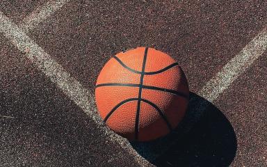 Un ballon de basket posé sur un terrain (c) Ruslan Ruslan
