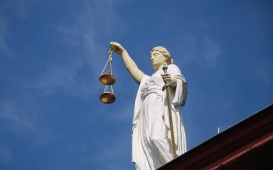 Statue de femme tenant la balance de la justice