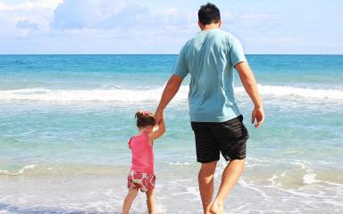Un père et sa fille sur une plage (c) sarahbernier3140