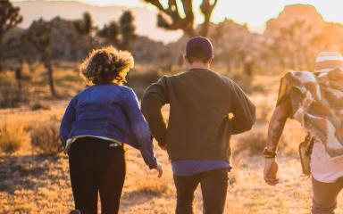 Des jeunes adolescents lors d'un voyage (c) Jed Villejo